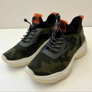 Bebe Lug Sole Green Camo Sneakers - Sz 8